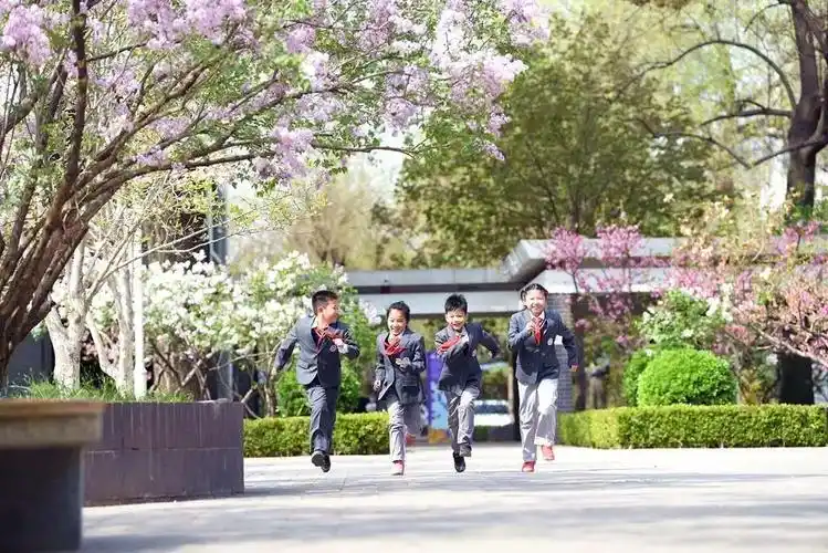 com,邮件主题及附件名称注明"应聘岗位 清华附幼 姓名",截止时间至