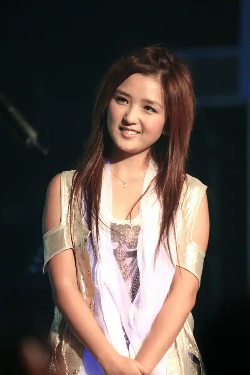 近日,超女黄雅莉在社交平台分享了一组和老友何洁及其