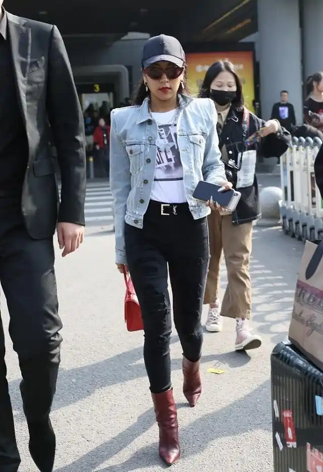 吉克隽逸现身机场,穿垫肩牛仔服气场强,搭黑色紧身裤显腿长