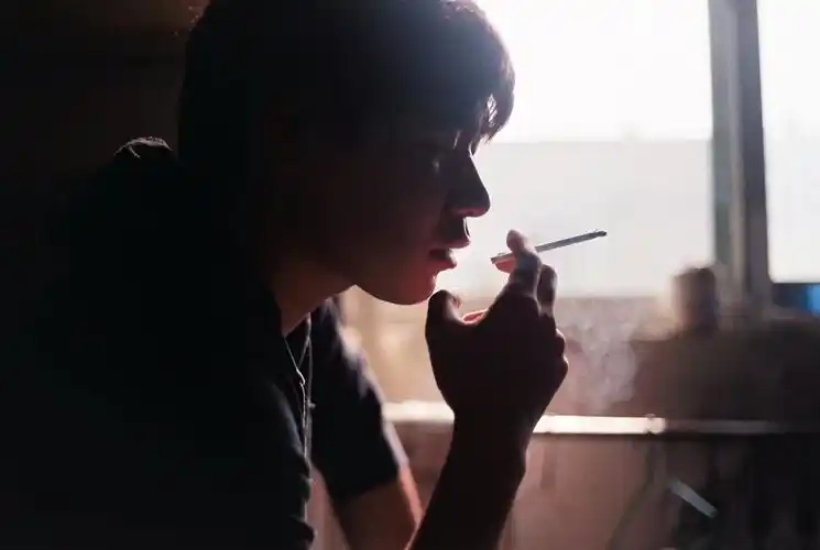 抽细支烟的男人