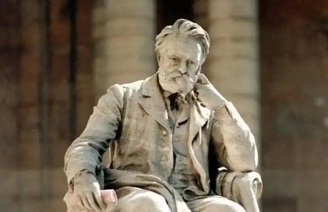 法国巴黎的雨果雕像. 新华社供图