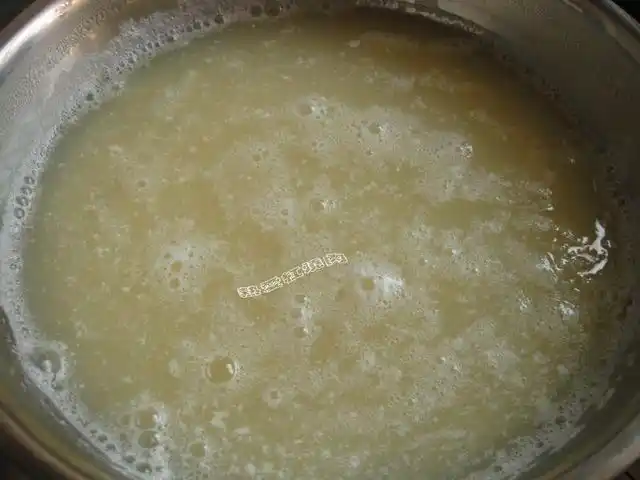 慢慢一点一点倒入兑好的盐卤水,右手不停搅动豆浆,看到出现了豆花,就