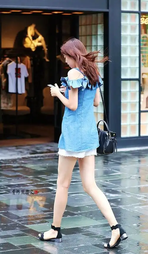 街拍越简约越美丽的一字带凉鞋美女