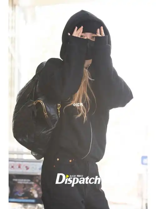blackpink今日机场街拍私服,jisoojennie穿了百元单品,是秀的最新代盐