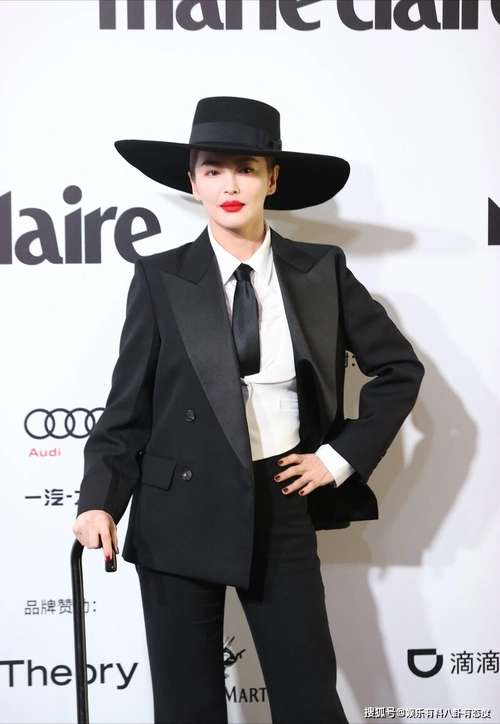 原创张雨绮晒照摆造型前凸后翘大长腿蚂蚁腰太惹眼