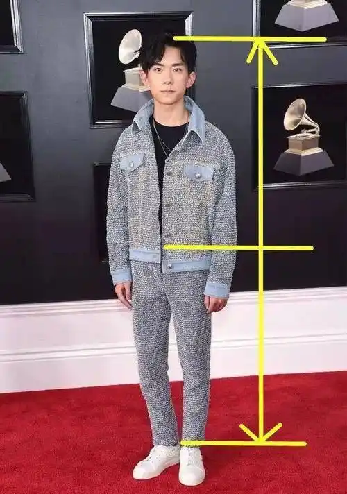他个子比较矮,官方身高178cm,但是实际身高只有175cm左右,体重只有58