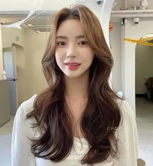 大波浪的卷发型,尽显甜美可爱的青春气质,轻盈动感的造型,打造个性