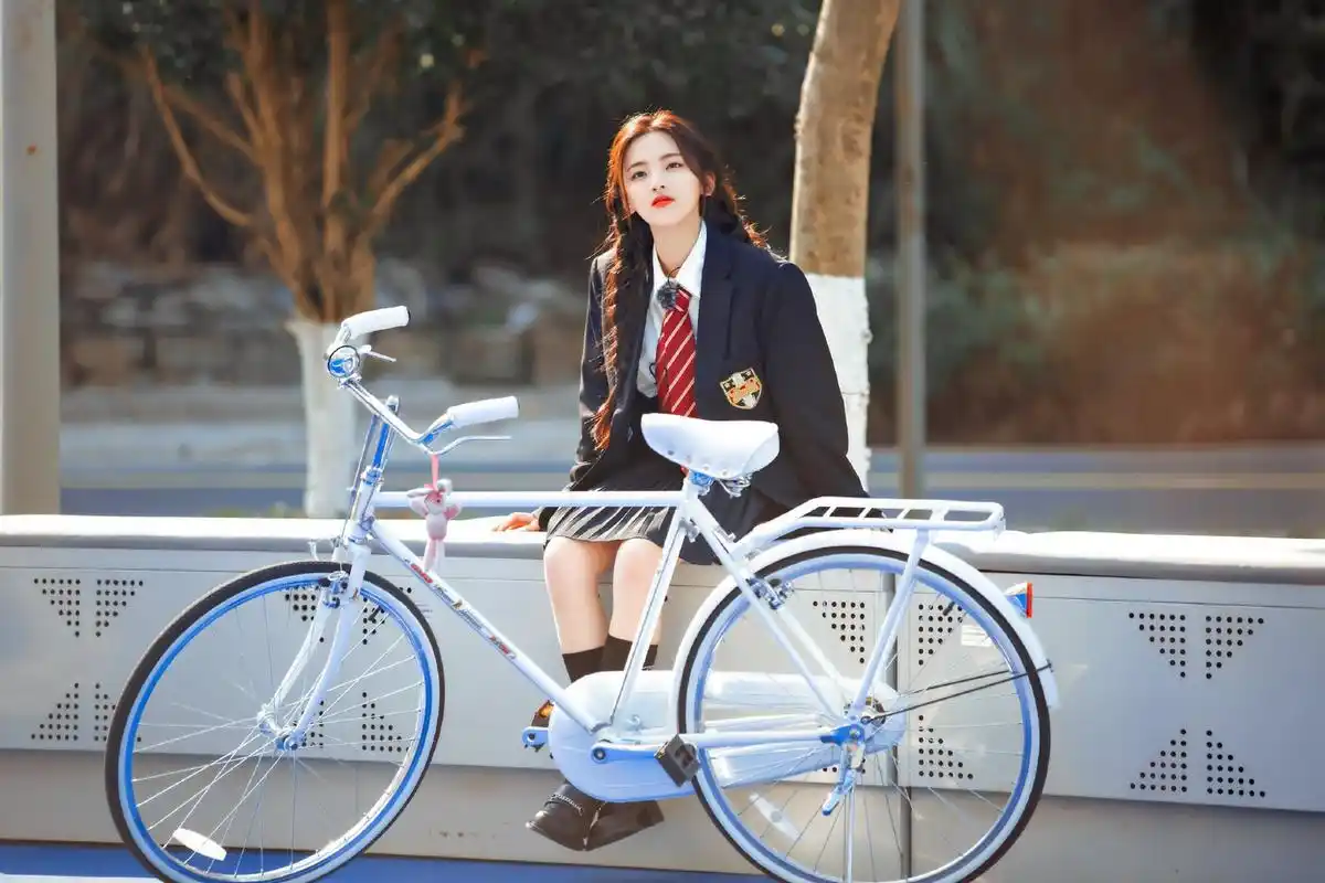 杨超越现代校园风穿搭纯美写真图集