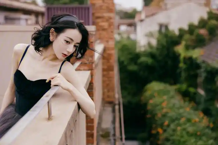 迪丽热巴新剧你是我的荣耀见面会造型