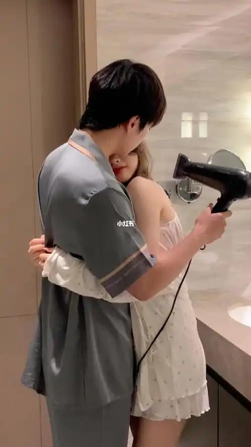 他是除了妈妈以外第一个帮我吹头发的人