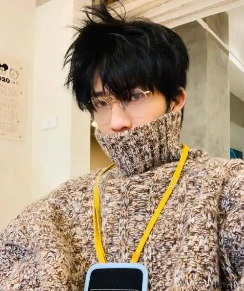 井柏然街头吸烟被拍,叼烟姿势被网友夸帅,个人简介成亮点!