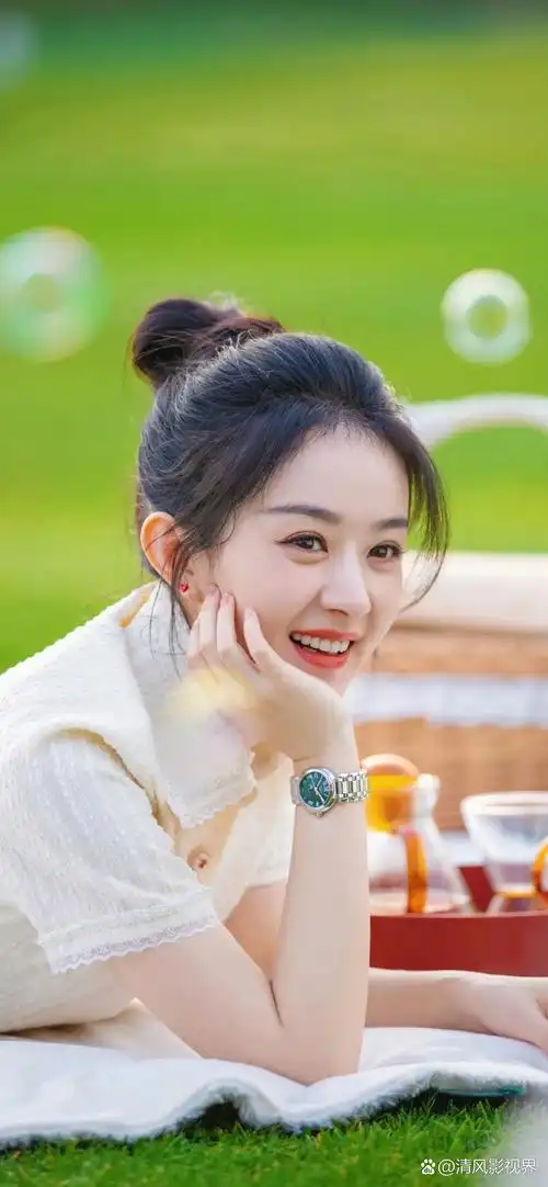 赵丽颖 镜头下的她,如黑夜中的璀璨星辰,黑色长发随风飘动,那一抹微笑