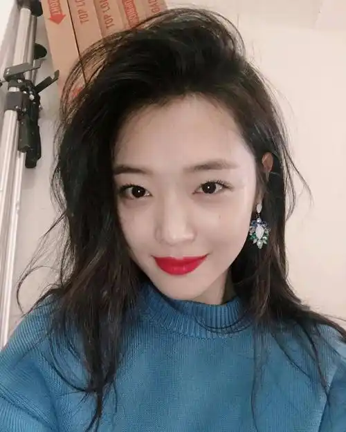 崔雪莉ins头像自拍穿搭