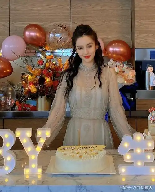 baby过生日被偷拍,谁注意她手中"蛋糕"款式?原谅我没见过世面