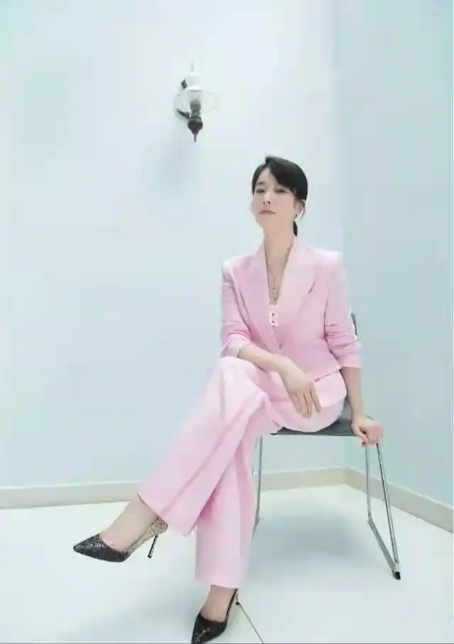 左小青太会玩粉色真空西装套装高级大气尽显优雅的女人味