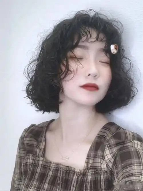 2021流行短发烫卷卷