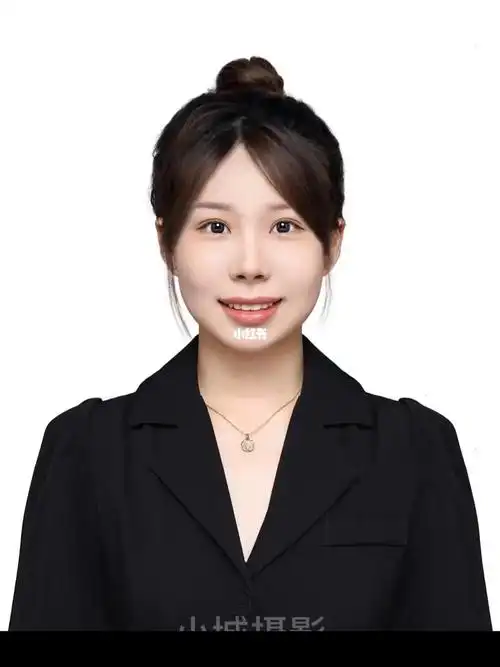 简单干净又端庄的丸子头证件照