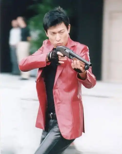 皮衣天王刘德华:从《赌神》到《莫斯科行动》,穿了30多年皮衣_电影