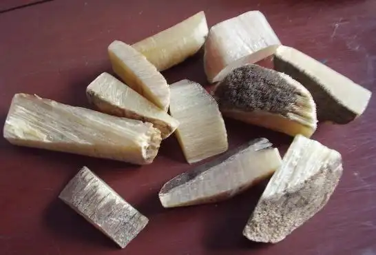 非洲犀牛角:称广角广角产自非洲,颜色:黑褐色.