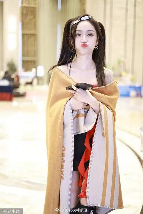 吴宣仪双马尾造型元气十足裹毛毯露锁骨清纯可人