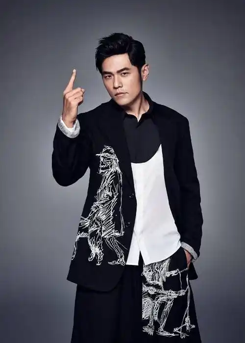 从2000年至今,周杰伦的音乐仍然保持着独特的风格,他个人的思