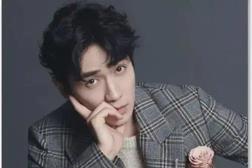 首页 男生发型 男生短发 男生四六分头发如何梳好看 潮男必备的无刘海