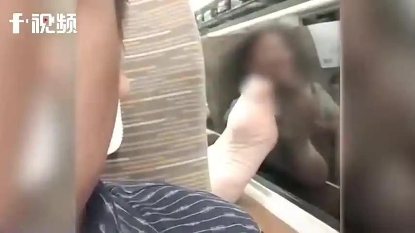 隔着屏幕都能闻着味女子高铁上脱鞋将脚搁窗台前排乘客被熏醒