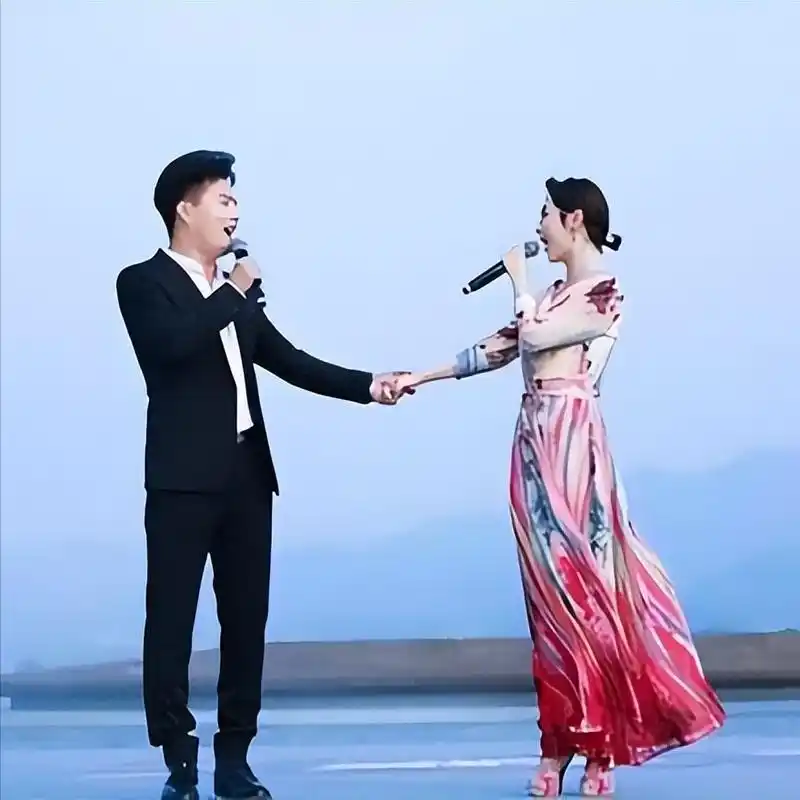 她是云飞前妻,老公星光大道成名后和她离婚,如今独自带女儿生活