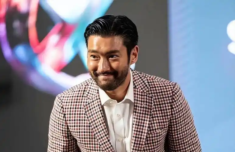 11月5日,崔始源也更新了自己的instagram,对自己改变后的样子感到非常