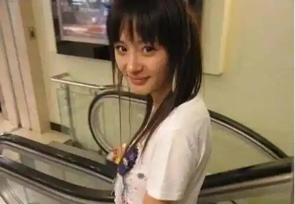 17岁杨幂被49岁成龙搂在怀里,举止亲密,网友:整没整容一目了然