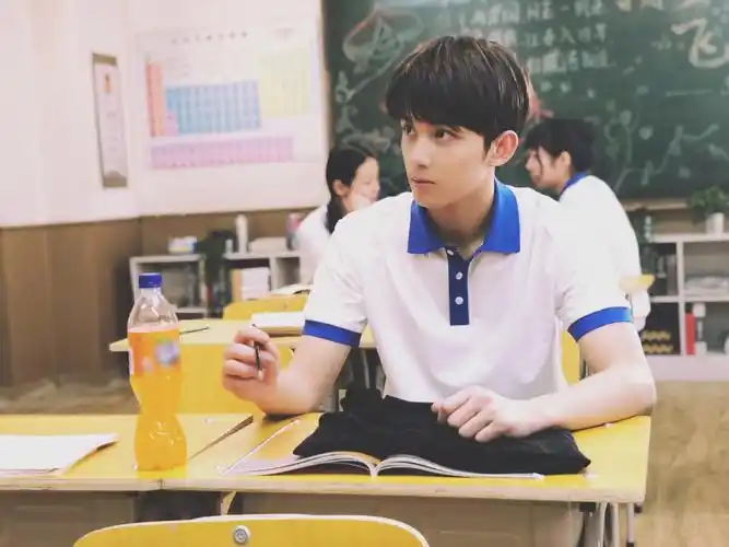 吴磊校服造型活力满分校园偶像剧即视感