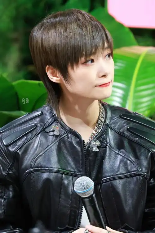 李宇春超话#李宇春 ysl新年##开往春天新春演唱会#多么精雕的美颜