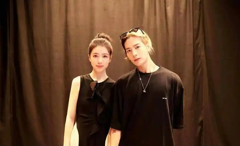 与金发美女看演唱会,女方大长腿似00后_王嘉尔_网友_李湘