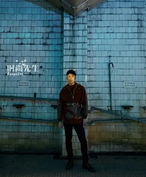 《时尚先生esquire》黑皮书秋冬封面 黄景瑜