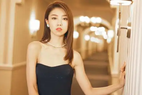 郑爽撞上女版王俊凯的颜卓灵 路透素颜瞬间吸眼