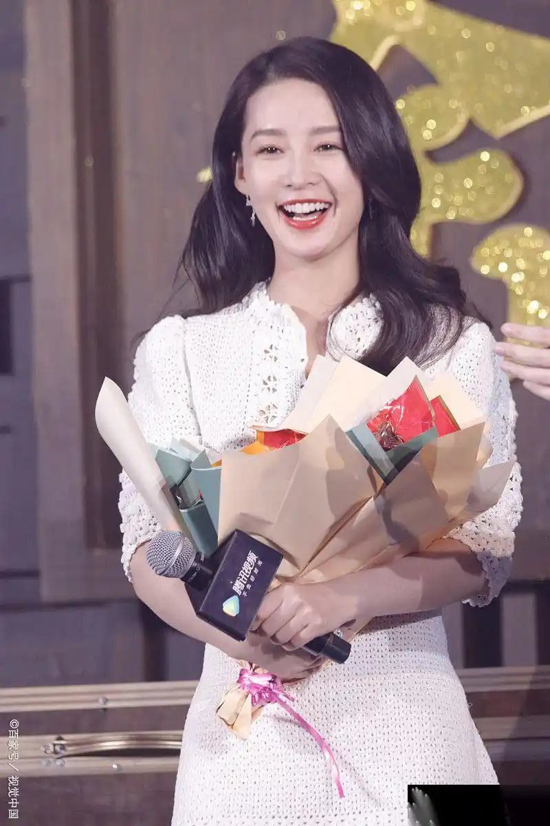 李沁现在真是美翻了,笑的像朵花皮肤还超白