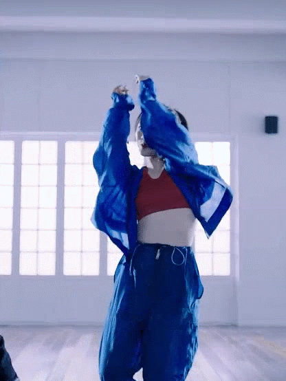 孟美岐新歌mv实力演绎高难度舞蹈,颜值身材衣品俱佳,网友:完美