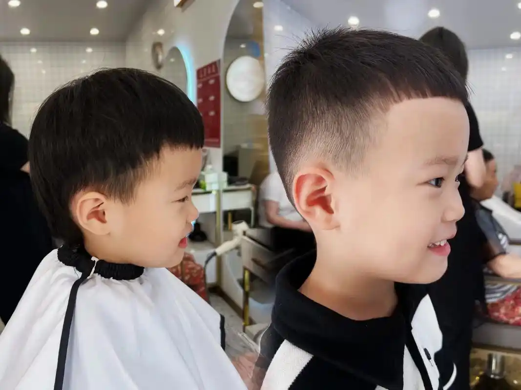 哎呀 小狼尾不见啦～今天是个小寸头 #男宝宝帅气发型推荐 # - 抖音