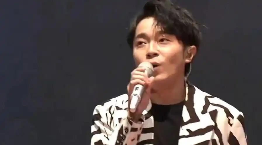 吴青峰 起风了  吴青峰耳返没声音 吴青峰东方风云榜演唱《起风了》