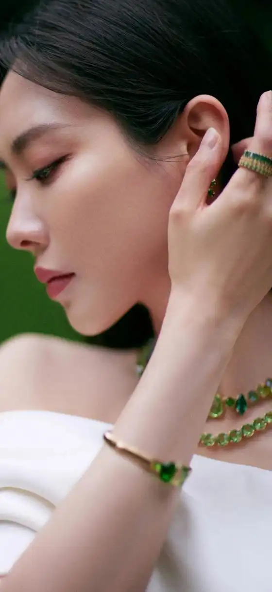 王霏霏白色抹胸裙,优雅贵气写真壁纸