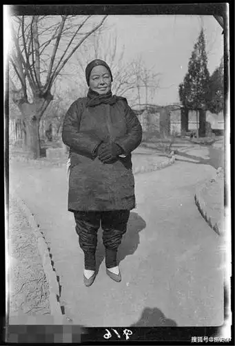 民国时期的郑州,有钱老太太穿着体面,穷人依山搭窝棚_花园口