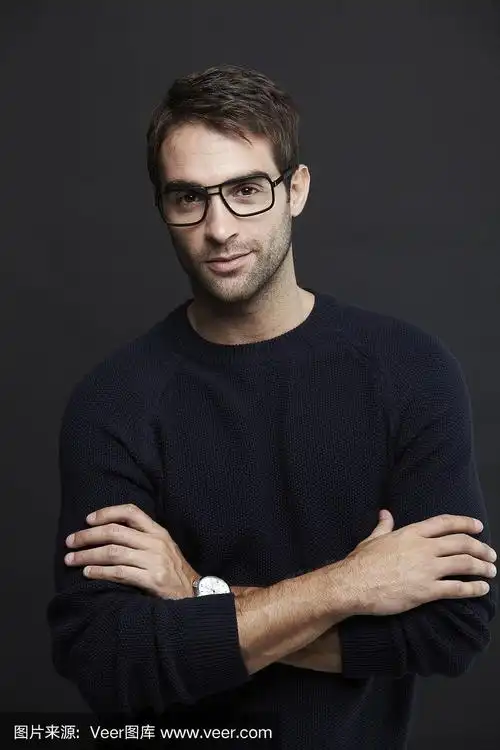 一个戴眼镜的中年男人的肖像,摄影棚