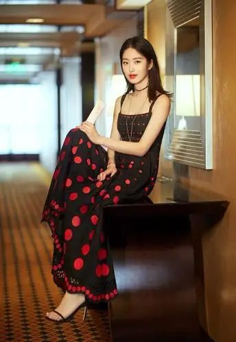 杨采钰惨了,未p图照被自家工作室放出,网友:抹粉还没韩东君白