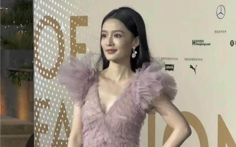 李沁粉紫色纱裙#李沁 #vogue红毯造型#vogue时尚之力开幕夜