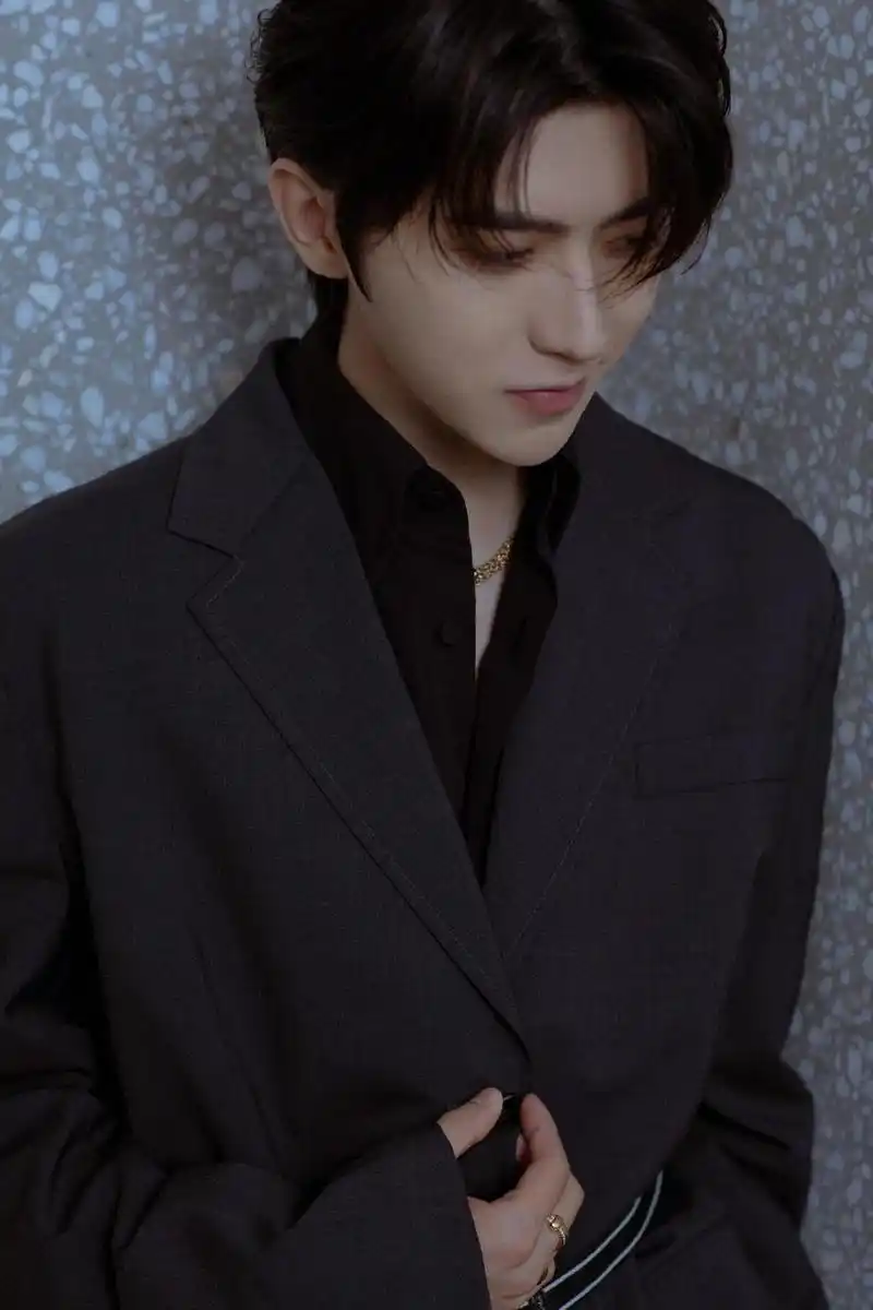蔡徐坤深色西装帅气写真