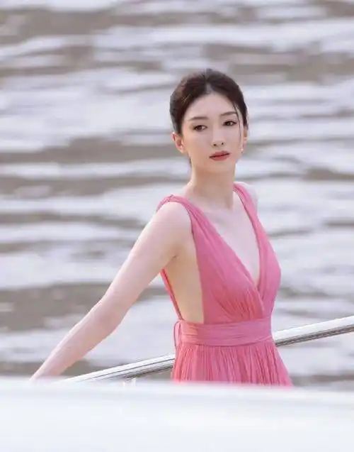 江疏影身穿粉色深v连衣裙,侧面秀出完美身材,既美丽又自信_照片_生活