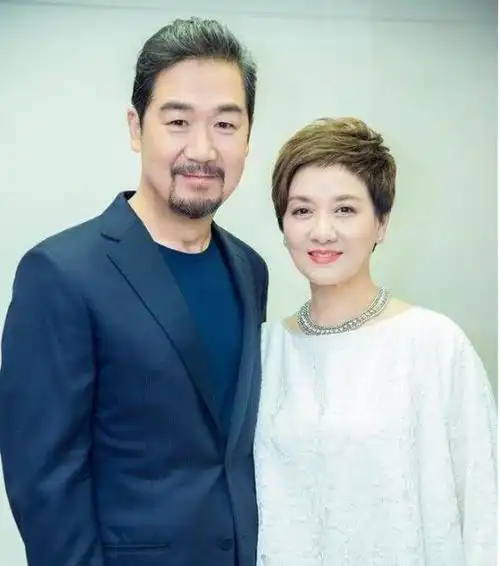 邓婕坦言40年无子真相,张默用4个字解释真相,网友:做后妈真难