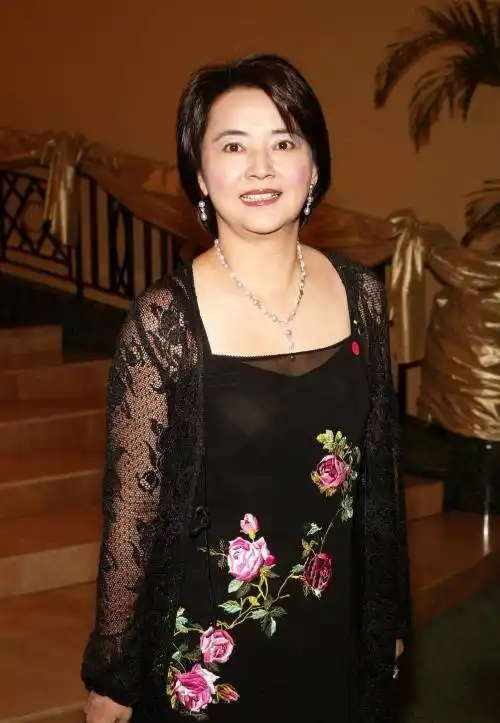 61岁胡慧中近照面容憔悴上街买菜,已不再是记忆里的"霸王花"_何志平