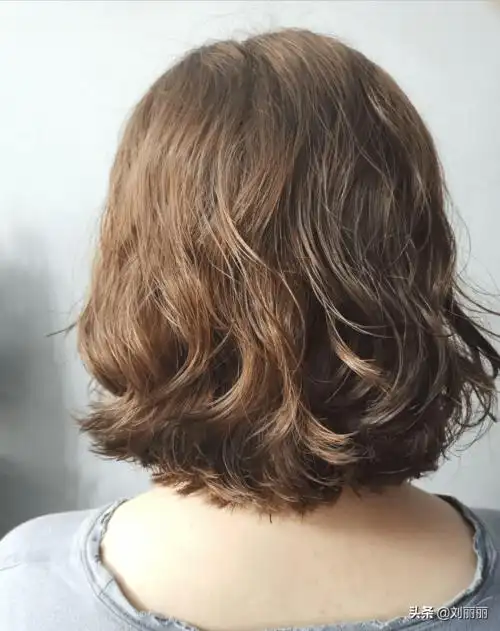 头发粗硬的女性选择全头烫发的时候,这种稍大一点的卷度会比较自然 .