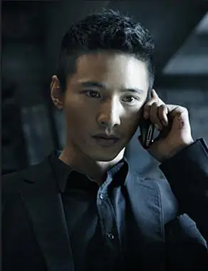 这俩都是混血吧,个人感觉韩国纯正亚洲面孔还是元彬最帅